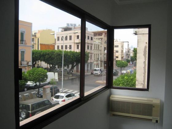 Foto 2 de Piso en venta en Melilla de 5 habitaciones con garaje y ascensor