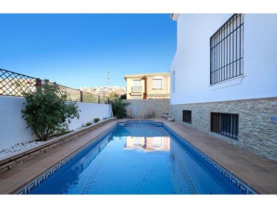 Foto 1 de Xalet en venda a calle Vendimia de 3 habitacions amb terrassa i piscina
