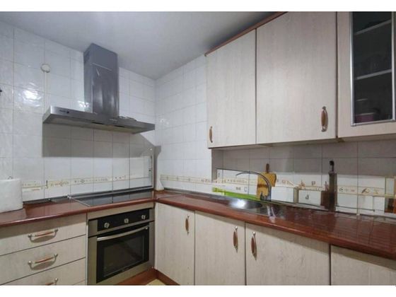 Foto 2 de Piso en venta en calle Tikaz de 3 habitaciones con garaje y ascensor