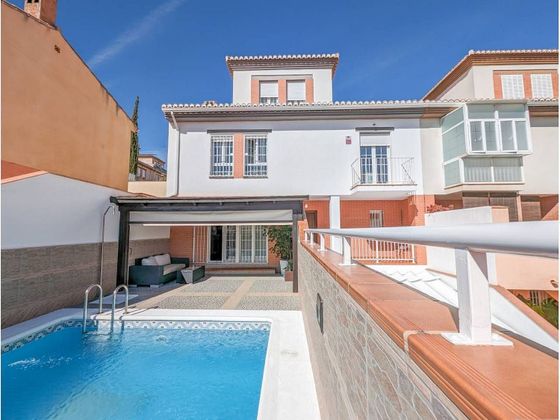 Foto 1 de Casa en venda a calle Sala de Los Reyes de 4 habitacions amb terrassa i piscina