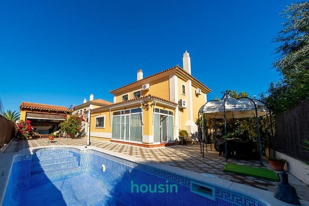 Foto 2 de Venta de chalet en Montequinto de 5 habitaciones con terraza y piscina