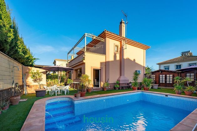 Foto 1 de Venta de casa en Montequinto de 5 habitaciones con terraza y piscina