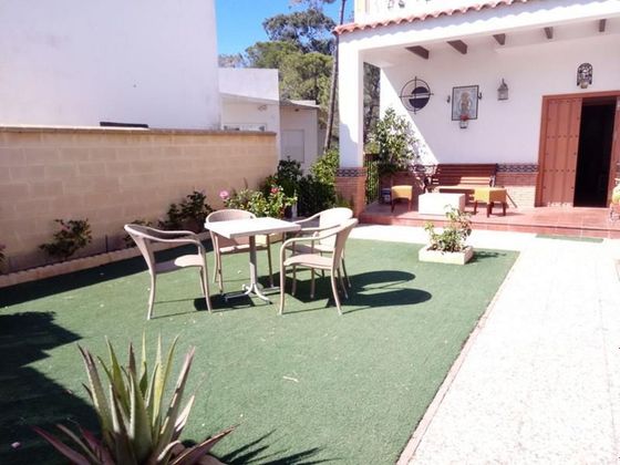Foto 1 de Chalet en venta en Isla Cristina ciudad de 4 habitaciones con terraza y jardín