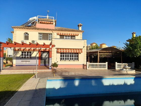 Foto 2 de Venta de chalet en Montequinto de 6 habitaciones con terraza y piscina