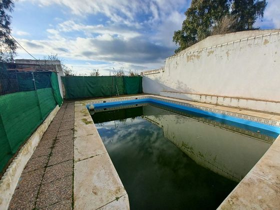 Foto 2 de Venta de chalet en Guillena de 2 habitaciones con piscina