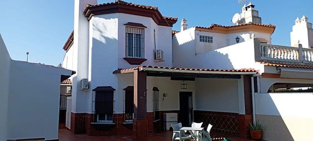 Foto 1 de Casa adossada en venda a Montequinto de 4 habitacions amb terrassa i garatge