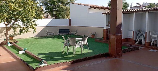 Foto 2 de Venta de casa adosada en Montequinto de 4 habitaciones con terraza y garaje