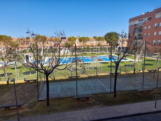 Foto 2 de Pis en venda a Montequinto de 3 habitacions amb terrassa i piscina