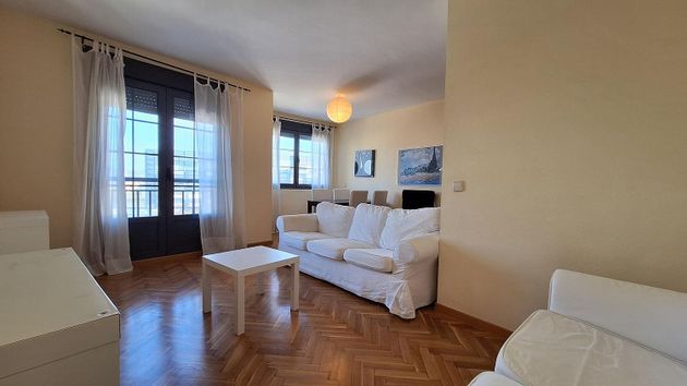 Foto 1 de Alquiler de piso en Juan Carlos I de 2 habitaciones con garaje y muebles