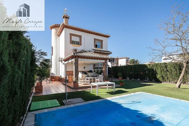 Foto 1 de Casa adossada en venda a calle Oporto de 4 habitacions amb terrassa i piscina