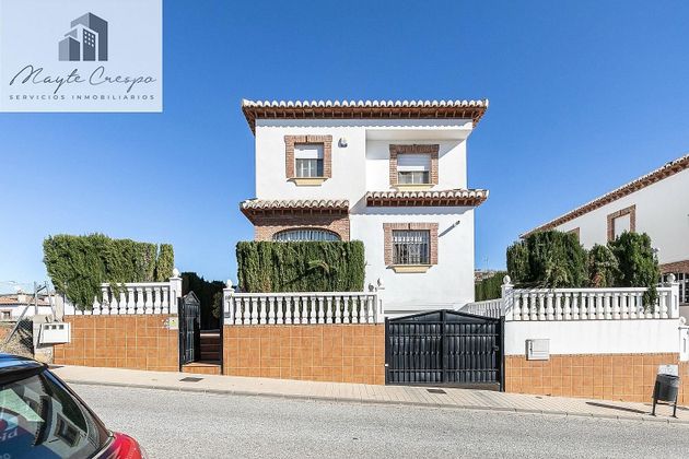 Foto 2 de Casa adossada en venda a calle Oporto de 4 habitacions amb terrassa i piscina