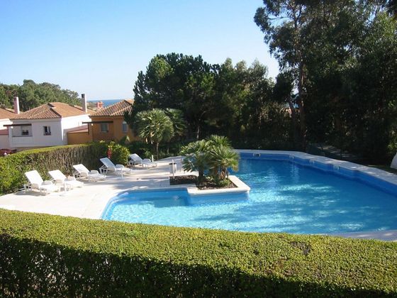 Foto 1 de Casa adossada en venda a paseo Del Golf de 4 habitacions amb terrassa i piscina