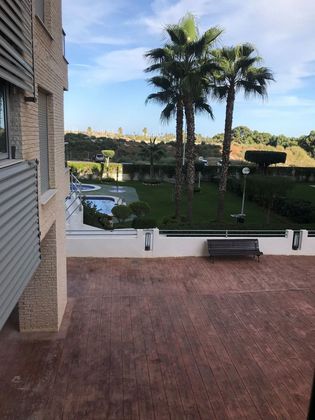 Foto 2 de Venta de piso en edificio Puertomarina de 2 habitaciones con terraza y piscina