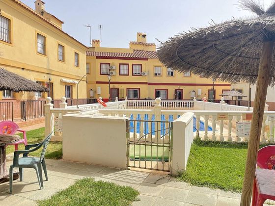 Foto 2 de Venta de casa en Fuente de Piedra de 4 habitaciones con terraza y piscina