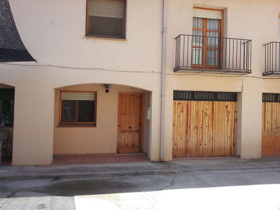 Foto 2 de Casa adossada en venda a calle Santa Marina de 3 habitacions amb terrassa i garatge