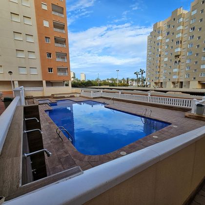Foto 2 de Piso en venta en calle Veneciola E de 2 habitaciones con terraza y piscina