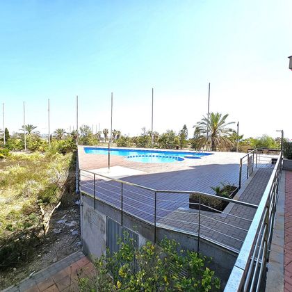 Foto 2 de Piso en venta en urbanización Veneziola Golf de 1 habitación con terraza y piscina