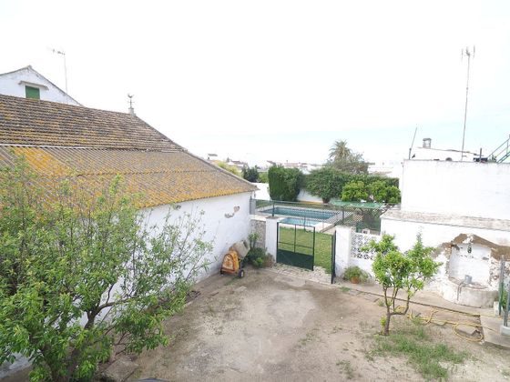 Foto 2 de Chalet en venta en Umbrete de 5 habitaciones con terraza y piscina
