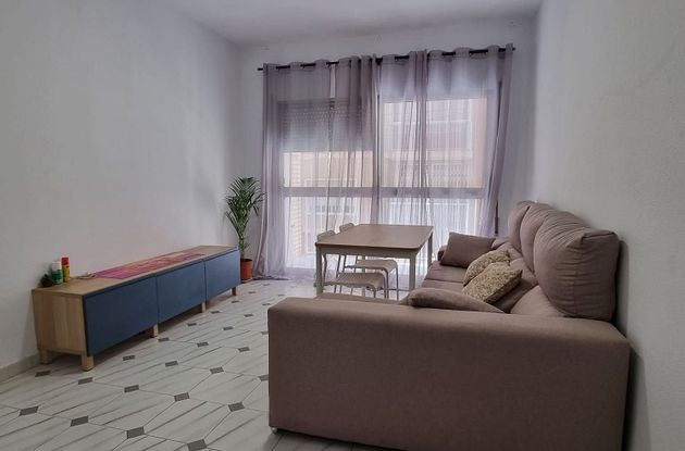 Foto 1 de Piso en alquiler en calle Carlos III de 4 habitaciones con muebles y balcón