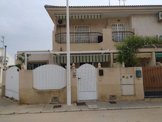 Foto 2 de Casa en venda a calle Río Llobregat de 3 habitacions amb terrassa i aire acondicionat