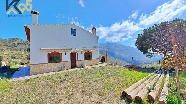 Foto 1 de Casa rural en venda a Alcaucín de 4 habitacions amb terrassa i jardí