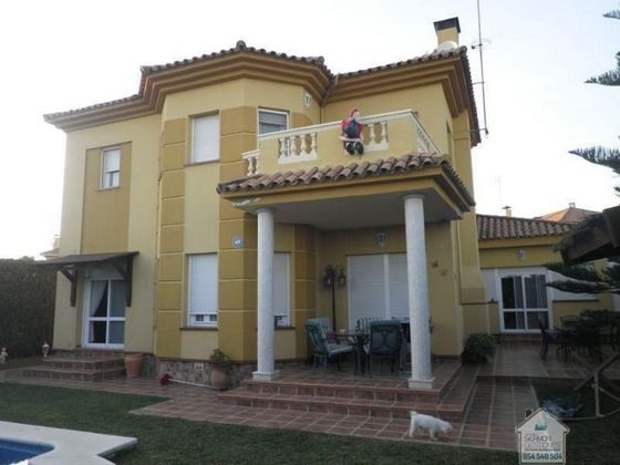 Foto 1 de Venta de casa en Montequinto de 4 habitaciones con terraza y piscina