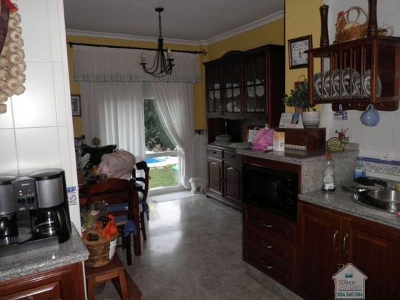 Foto 2 de Venta de casa en Montequinto de 4 habitaciones con terraza y piscina