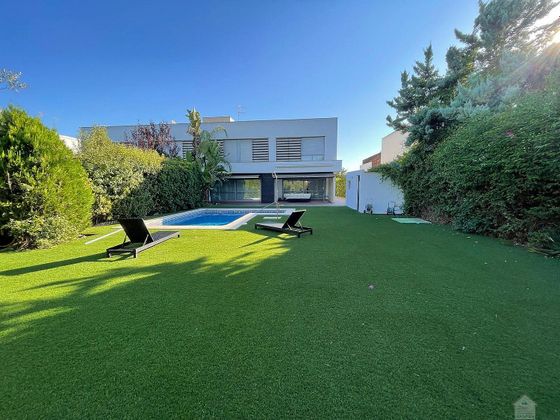 Foto 1 de Alquiler de chalet en Alcalá de Guadaira de 5 habitaciones con piscina y jardín