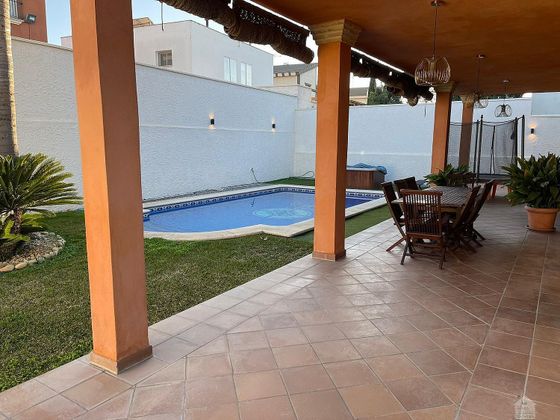 Foto 1 de Xalet en lloguer a Montequinto de 4 habitacions amb terrassa i piscina