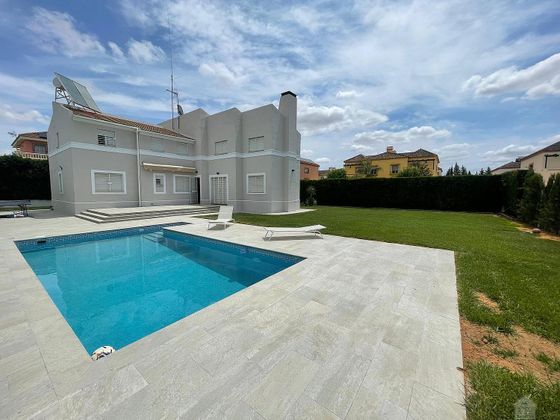 Foto 1 de Xalet en lloguer a Montequinto de 5 habitacions amb piscina i jardí