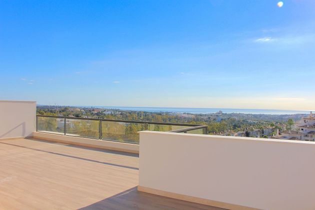 Foto 1 de Àtic en venda a calle Res Marbella Lake de 3 habitacions amb terrassa i piscina