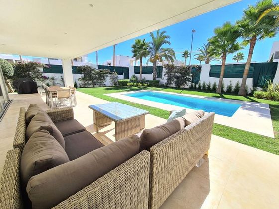 Foto 2 de Xalet en lloguer a urbanización Golf Río Real de 3 habitacions amb terrassa i piscina