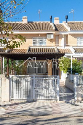 Foto 1 de Casa adossada en venda a Los Narejos de 4 habitacions amb terrassa i jardí