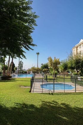 Foto 2 de Alquiler de piso en calle El Pinillo de 3 habitaciones con terraza y piscina