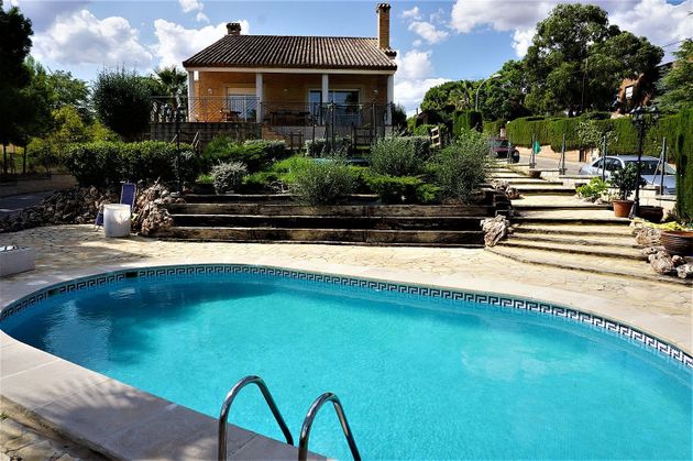 Foto 2 de Xalet en venda a calle Azalea de 4 habitacions amb terrassa i piscina
