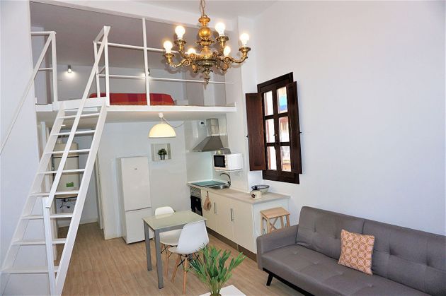 Foto 1 de Alquiler de estudio en calle De Vidal de Cañelles con muebles y balcón