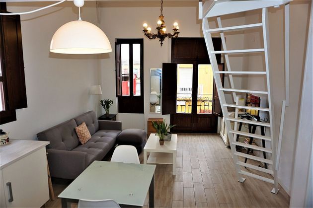 Foto 2 de Alquiler de estudio en calle De Vidal de Cañelles con muebles y balcón