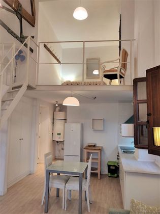 Foto 2 de Estudi en lloguer a calle Vidal de Cañelles amb mobles i balcó