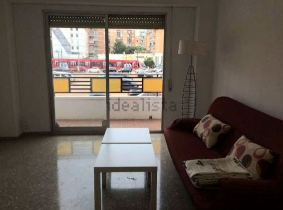 Foto 1 de Piso en alquiler en Torrefiel de 4 habitaciones con terraza y muebles