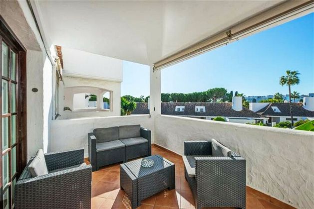Foto 2 de Alquiler de piso en Puerto Banús de 3 habitaciones con terraza y piscina
