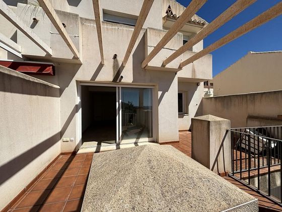 Foto 2 de Casa adossada en venda a calle Olivo de 2 habitacions amb terrassa i piscina