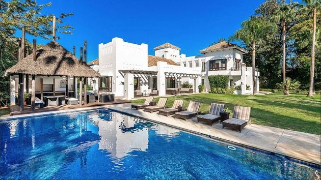 Foto 2 de Venta de chalet en Guadalmina de 5 habitaciones con terraza y piscina