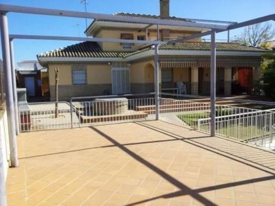 Foto 1 de Venta de casa rural en Sanlúcar la Mayor de 5 habitaciones con terraza y piscina