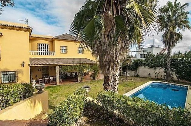 Foto 1 de Xalet en venda a Montequinto de 7 habitacions amb terrassa i piscina