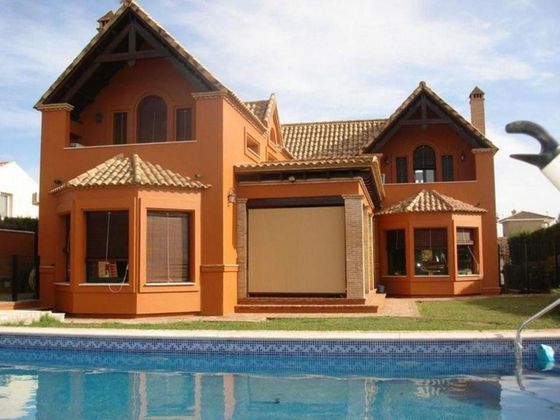 Foto 1 de Chalet en venta en Valencina de la Concepción de 7 habitaciones con terraza y piscina