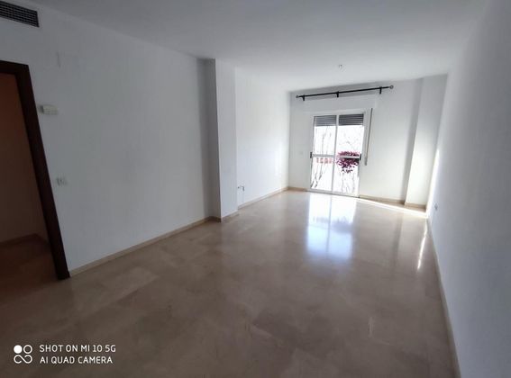 Foto 2 de Alquiler de piso en La Calzada de 2 habitaciones con garaje y aire acondicionado