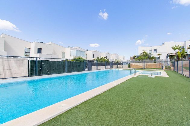 Foto 2 de Casa adossada en lloguer a San Antonio de Benagéber de 4 habitacions amb terrassa i piscina