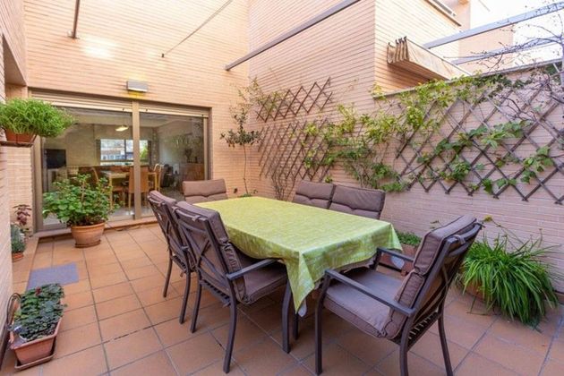 Foto 2 de Casa adossada en venda a calle De Huétor de 5 habitacions amb terrassa i piscina