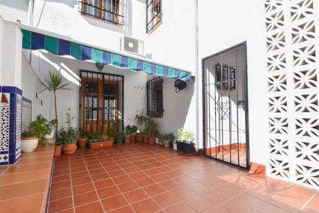 Foto 2 de Casa adosada en venta en calle Real de Cartuja de 6 habitaciones con terraza y garaje