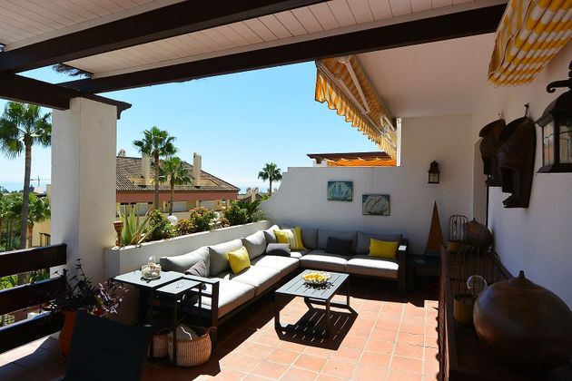 Foto 1 de Alquiler de dúplex en urbanización Lugar Lomas de Marbella Club de 3 habitaciones con terraza y piscina